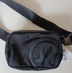 Lululemon black/black belt bag 1L